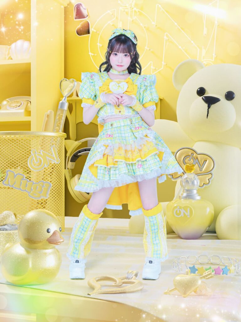 アーティスト写真 : コスチューム3rd | iON!(アイオン)♥栗栖 むぎ(くりす むぎ)
♡担当カラー 黄色💛
♥むぎのことむぎゅってしてよ！
♡高校1年生 15歳♥

『むぎゅっとしにきて！♡』

#iON #あいおん